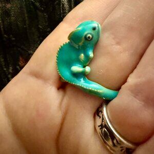 Absolutely adorable enameled chameleon ring size 10